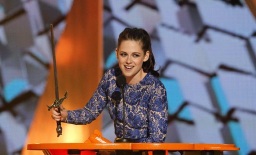Kristen Stewart celebra con una espada su premio como mejor actriz, la estrella de "Twilight" será una Blanca Nieves "tough" en "Snow White and the Huntsman"
